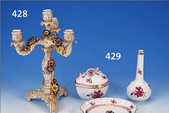 KERZENLEUCHTER, THüRINGEN, UM 1900, PORZEL- LAN, MIT PLASTISCHEN BLUMEN UND BLäTTERN BESETZT (L. BEST.), GOLDSTAFFAGE, H. 35 CM, EINE ...