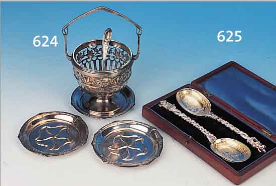 ZUCKERDOSE, LöFFEL U. 6 UNTERSETZER, WMF, UM 1900, KöRBCHENFöRMIGE ZUCKERDOSE, H. 20 CM, WANDUNG IN RELIEF. DURCHBRUCHARBEIT, BLATT- ...