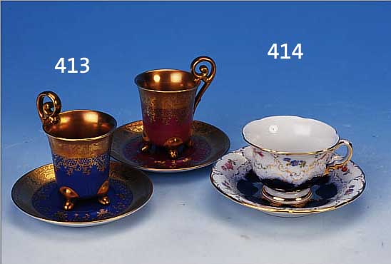 VIER MOKKATASSEN MIT UNTERTASSEN, KARLSBAD, UM 1910, PORZELLAN, PURPURFARBENER, KOBALT- BLAUER U. 2 X HELLBLAUER FOND, REICHE GOLD- STAFFAGE, ...