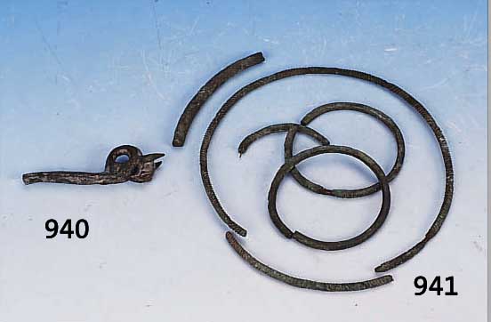 SIEBEN TEILE VON ARMREIFEN ODER HALSKETTEN, KELTISCH, UM 1200-800 V. CHR., BRONZE, GRüN PATINIERT, BODENFUND