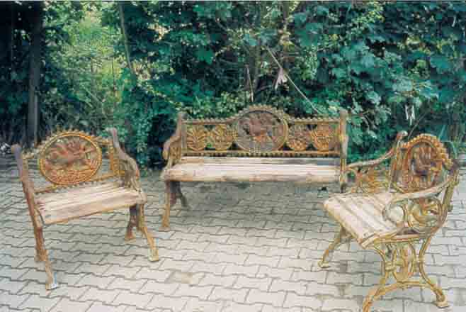 GARTENBANK UND ZWEI ARMLEHNSESSEL, WOHL FRANKREICH, UM 1900, GUßEISEN, BANK L. 126 CM, SESSEL B. 69 CM, MIT ...