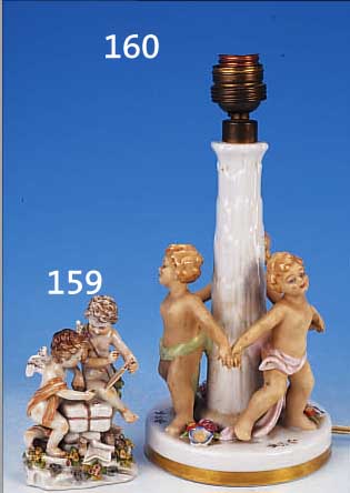 LAMPENFUSS, GEROLDPORZELLAN, UM 1940/50, DREI VOLLPLATISCHE KINDERFIGUREN, APPL. BLü- TEN U. BLäTTER, BUNTE BEMALUNG, H. 28 CM, ALTEELEKTR., ...