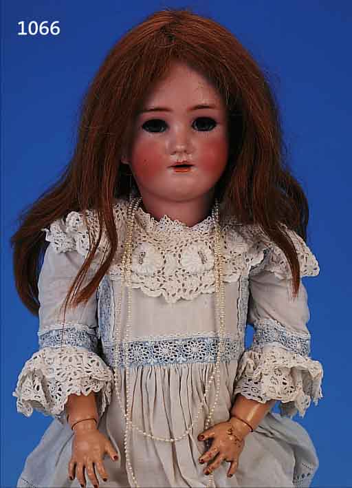 PORZELLANKOPFPUPPE, SIMON & HALBIG FüR HEIN- RICH HANDWERCK, UM 1915, BLAUE EINGESETZTE GLASAUGEN (SEK.), OFFENER MUND MIT VIER ZäHNEN ...