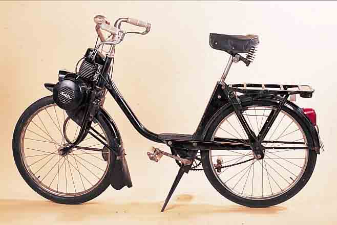 VELO SOLEX, FRANKREICH, 60ER JAHRE, MOTOR üBER VORDERRAD, ANTRIEB üBER ROLLE AUF REIFEN,SCHWARZ GELACKT, FRZ. MODELL, FELGENBREMSEN MIT ...