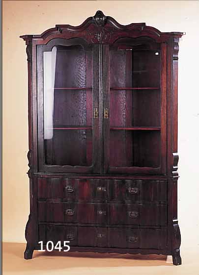 VITRINE, HOLLAND, UM 1890/1900, EICHE MASSIV, KL. SCHNITZEREIEN, GESCHWEIFTE SCHUBLADEN, DREISEITIG VERGLAST, ALTERS- UND ...