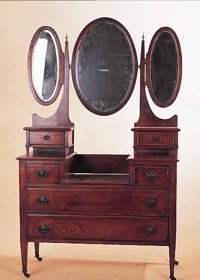 SPIEGELKOMMODE, ENGLAND, UM 1900/10, 2-TEILIGER AUFSATZ MIT FACETT. 3-TEILIGEN SCHWENKBAREN SPIEGELN, FüßE AUF ROLLEN, AL- TERBESBED. ...