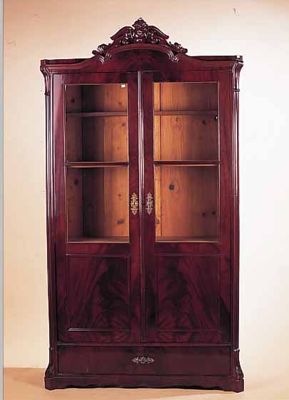 VITRINENSCHRANK, MITTELDEUTSCH, UM 1860/70, KORPUS WEICHHOLZ, GESPIEGELTES PYRAMIDENMAHA- GONIFURNIER, TüREN KASSETTIERT UND VERGLAST, 1 ...