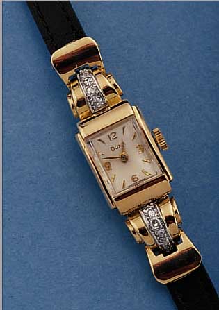 DOXA DAMENARMBANDUHR, SCHWEIZ UM 1948, ROSE-G. 750/000, BODEN GEDR., BEWEGL. ANST. M.ALTSCHLIFFDIAMANTEN BES., ZUS. CA. 0,3 CT WEIß/VSI, ...