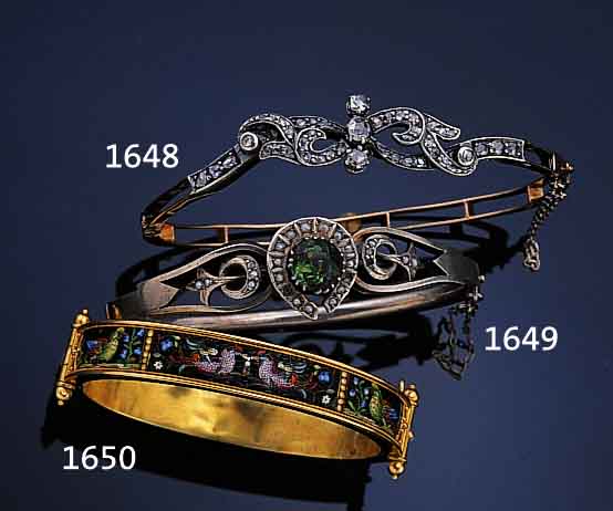 ARMREIF MIT DIAMANTEN, ROSé-G U. SILBER, 46DIAMANT-ROSEN ZUS. CA. 1 CT, UM 1890, SICHER- HEITSKETTCHEN, SCHARNIER