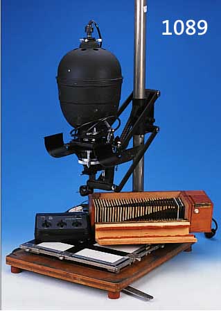 LEITZ FOCOMAT IC COLOR, MIT FILTER UND FILTERBESTIMMER AUF ORIG. GRUNDBRETT; DAZU SCHALTUHR, GUTER ZUSTAND