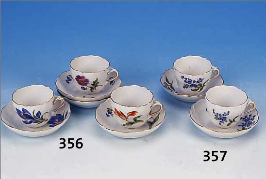 PAAR MOKKATASSEN MIT UNTERTASSEN, MEISSEN, 2. HäLFTE 20.JH., PORZELLAN, H. 5 CM, VERGIßMEINICHTDEKOR