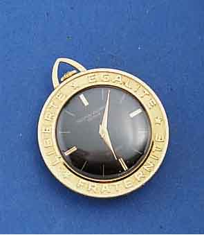 SIGMA-VALMON ANHÄNGEUHR IN FORM EINER FRANZÖ- SISCHEN GOLDMÜNZE, ROSE-G. 750/000, BEIDS. SINNSPRUCH UND LOSUNG AUS DER REVOLUTION 1791, D. CA. ...