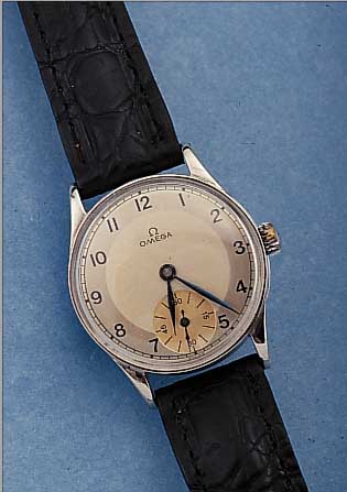OMEGA HERRENARMBANDUHR, REF.-NR. 9736582, SCHWEIZ UM 1940, EDELST., BODEN GEDR., BLATT 2-FARB. VERS., GEBL. ORIG.-STAHLZEIGER, 15 ST., ...