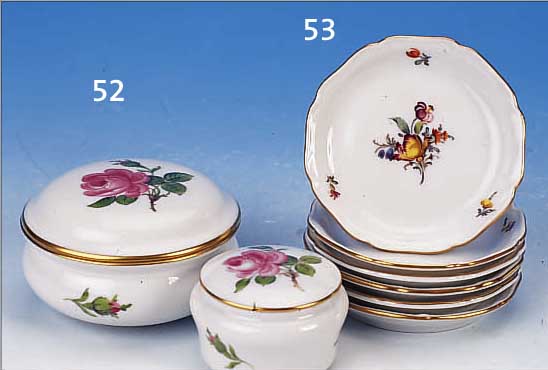 ZWEI DECKELDOSEN, MEISSEN, 2. HäLFTE 20.JH. ,PORZELLAN, D. 6 CM, GOLDSTAFFAGE, BLUME II D. 5.5 CM