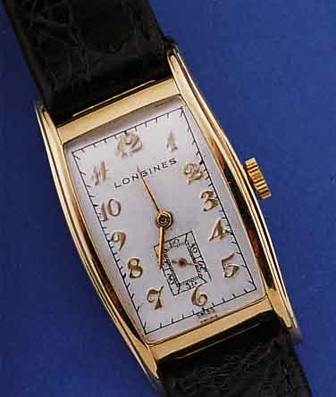 LONGINES HERRENARMBANDUHR, SCHWEIZ/USA UM 1938, GG 585/000, TONNENFORM, BODEN GEDR., IN SICH L. GEW., BLATT REST., RUNDANKERW., 17 ST., ...
