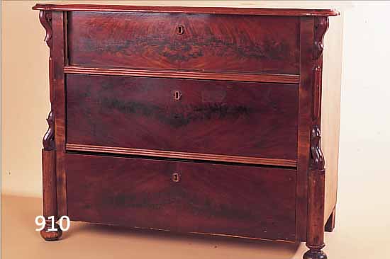 KOMMODE, MITTELDEUTSCH, UM 1860/70, 3 SCHüBE, KORPUS WEICHHOLZ, PYRAMIDENMAHAGONI- BZW. NUSSBAUMFURNIER, ALTERSBED. GEBRAUCHSP., OHNE ...