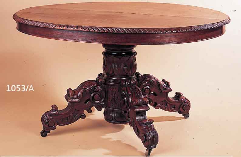 TISCH MIT 4 STüHLEN, BELGIEN, 1890/1900, EICHE MASSIV, REICHE GEDRECHSELTE SCHNITZAR- BEITEN, AUSZIEHTISCH OHNE EINHäNGEBöGEN, SITZ UND ...