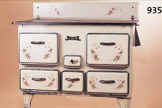 OFEN, FRANKR., UM 1900, EISENBLECH EMAIL- LIERT, FLORAL BEMALT, CHROMUMLAUF DER OFEN- PLATTE FEHLT, OHNE SCHAMOTT, FUNKTION NICHT GEPRüFT, ...