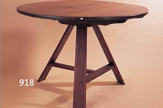 KLAPPTISCH, WOHL NORDDEUTSCH, UM 1870/80, EICHE MASSIV, 3 BEINE, TISCHPLATTE SCHWENKBAR,DURCH STIFT ARRETIERT, ALTERSBED. GEBRAUCHS- SPUREN, H. ...
