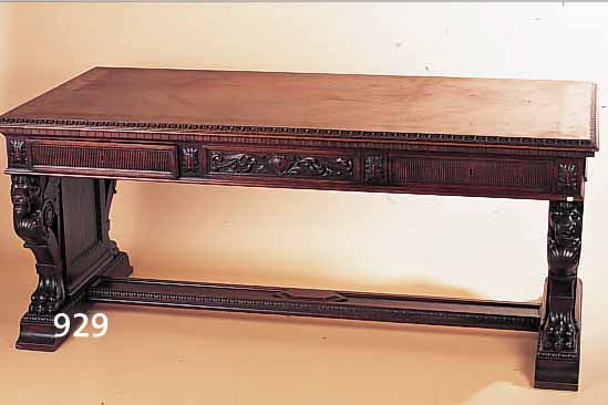 SCHREIBTISCH, DEUTSCH, UM 1910/20, EICHE TEILMASSIV, MAHAGONIFARB. GEBEITZT, TISCHBEINEIN FORM VON LöWENKöPFEN UND TATZEN, REICH ...