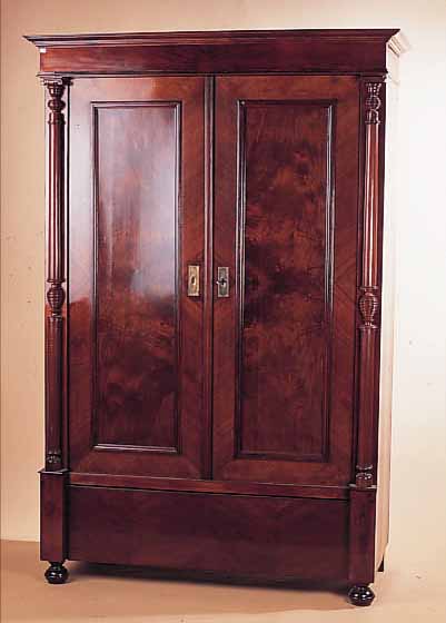 SCHRANK, GRüNDERZEIT, UM 1890, NUßBAUMFU- NIER, TüREN MIT GESPIEGELTEN KASSETTEN, GE- DRECHSELTE VOLLSäULEN, 4 SEK. EINLEGEBöDEN, ...