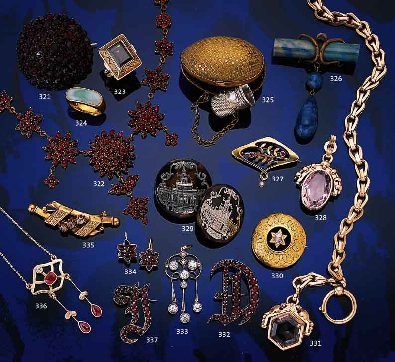ANHäNGER MIT WEIßEN SAPHIREN, UM 1900, FASSUNG SILBER TEILVERGOLDET, 11 WEIßE SAPHIREIM BRILLANTSCHLIFF, 3 BEWEGL. ABHäNGUNGEN, ...