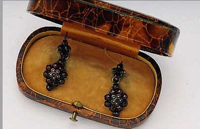 PAAR OHRGHEäNGE MIT GRANATEN, BöHMEN UM 1890, GRANATE VON GUTER FARBE, HALBPERLCHENBE- SATZ, DEKORATIV