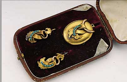 BROSCHE/ANHäNGER UND PAAR OHRGEHäNGE, DEUTSCH UM 1840/50, GG 585/000, BES. MIT TüRKISEN, ANHäNGER RüCKS. MIT VERGLAST ZUM EINLEGEN VON BILD ...