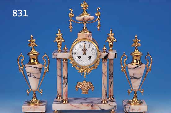 PENDULE MIT BEISTELLERN, FRANKREICH UM 1920/30, GEEäDERTER MARMOR, VERZIERTE FüßE, BEKRöNUNG EINER SCHALE, SEITLICH MIT BLUMEN- SCHALEN, ...