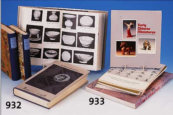 6 BüCHER/KATALOGE üBER CHIN. ANTIQUITäTEN, UMFASSENDES INFORMATIONSMATERIAL üBER CHIN. ANTIQUITäTEN VON PORZELLAN, KERAMIKEN, BRON- ZEN, ...