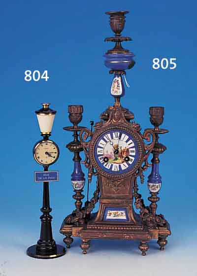 PENDULE, FRANKREICH, UM 1880, VERZIERTES SPRITZGUßGEHäUSE MIT RESTEN ALTER VERGOLDUNG, BEMALTE PORZELLANEINLAGEN (LIMOGES), EIN FUß HINTEN ...