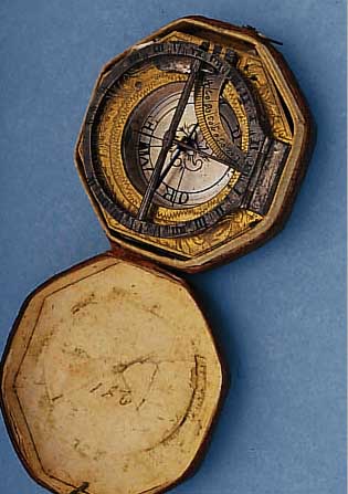ÄQUATORIALE SONNENTASCHENUHR, WOHL L. GRASSEL AUGSBURG, CA. 1755, LEDERHüLLE, WOHL REPLIKA, MESSING HANDGRAV., SCHARNIEROBER- TEILE M. ...