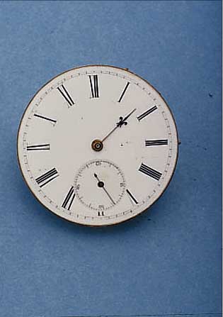 TASCHENUHRWERK, SCHWEIZ UM 1840, MATT VERG. RäDER EINZEL GEBRüCKT, FLIEG. FEDERHAUS, SCHLüSSELAUFZUG, PERF. EMAILBL., ORIG. STAHL- ZEIGER ...