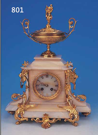 PENDULE, FRANKREICH UM 1900, ALABASTERGEHäU-SE, VERGOLDETE APPLIKEN IN FORM VON FABELTIE- REN, SEITLICH MIT MASKERONEN U. HENKELN, BE- KRöNUNG ...