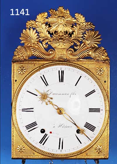 COMTOISE, FRANKREICH UM 1830/40, 2-GETEILTE GEPRäGTE MESSINGUMRANDUNG, IM GIEBEL SONNE U. PALMETTEN M. FüLLHöRNERN (Z.T. GELöTET), ...