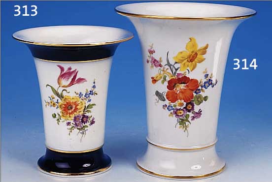 VASE, MEISSEN, 2. HäLFTE 20. JH., PORZELLAN,FEINE BUNTE BEMALUNG, GROSSES BOUQUET UND STREUBLUMEN, GOLDRAND, H. 19,5 CM