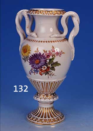 SCHLANGENHENKELVASE, MEISSEN, UM 1870/80, PORZELLAN, SCHöNE BUNTE BLUMENMALEREI, ZWEI GROSSE BOUQUETS, REICHE GOLDSTAFFAGE, DIESE L. BER., H. ...