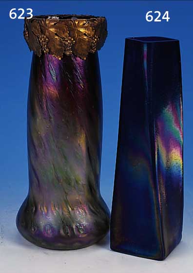VASE, ÖSTERREICH, UM 1900, FARBLOSES GLAS MIT GRüNEN EINSCHMELZUNGEN, IM OBEREN TEIL DUNKELROT üBERFANGEN, OPTISCH GEBLASEN, MEHRFACH ...