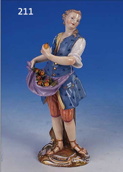 PORZELLANFIGUR, MEISSEN, UM 1870/80, JUNGER MANN BIETET ÄPFEL FEIL, SCHöNE BUNTE BEMALUNG, GOLDSTAFFIERT, QUALITäTVOLL, H. 19,5 CM, ...