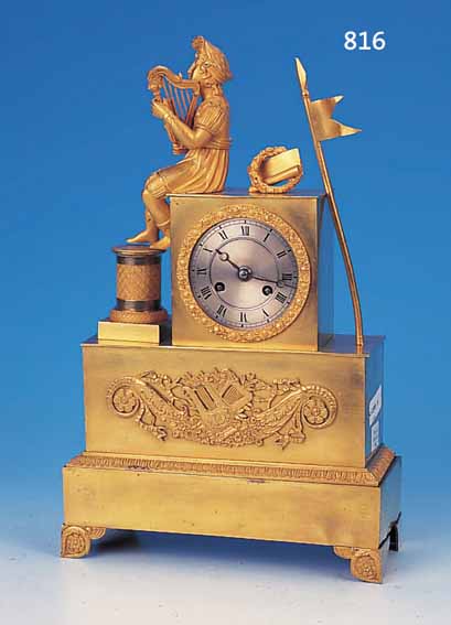 PENDULE, FRANKREICH, UM 1820, BRONZEGUßGE- HäUSE MIT ALTER VERGOLDUNG IN STRENGER ZEIT- TYPISCHER FORM, VERZIERTE FüßE, IM SOCKEL MIT ...