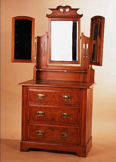 SCHMINKKOMMODE, JUGENDSTIL, UM 1915, WILDKIRSCHE MIT VOGELAUGENAHORNFURNIER, DREI GROßE SCHUBLADEN, AUFSATZ MIT DREI SPIEGELN, ...
