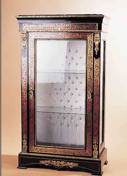 VITRINE, FRANKREICH, BOULLE-STIL, GLASBöDEN, Z.T. MIT AUSBESSERUNGEN BZW. RESTAURATIONEN, 3-SEITIG FACET. VERGLAST, MAR-MORPLATTE, ...