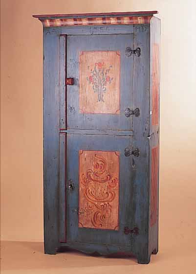 BAUERNSCHRANK, WEICHHOLZ UM 1800, 2 TüREN, RESTAURIERT, Z.T. SEK. GELACKT, ALTES SCHLOß, ALTERSBEDINGTE GEBRAUCHSSPUREN, CA. 171X90X34 CM.