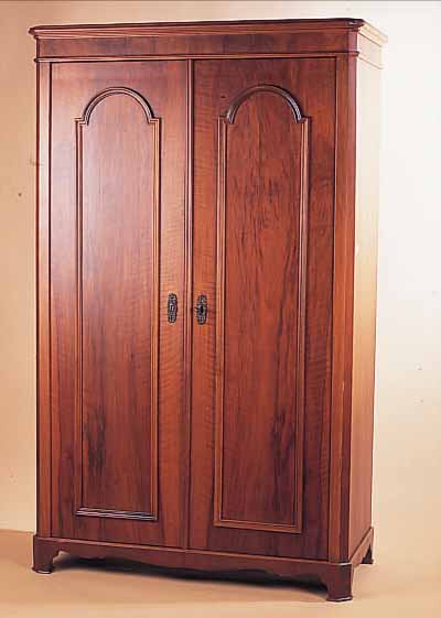 SCHRANK, DEUTSCH, UM 1900, NUßBAUMFUR- NIER, KASSETTIERTE TüREN, RESTAURIERT, MIT ABLAGE U. KLEIDERSTANGE, LEISTEN Z.T. SEK., RESTE ...