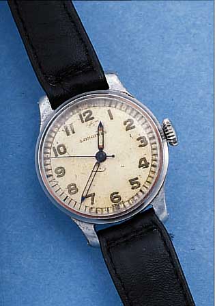LONGINES HERRENARMBANDUHR, SCHWEIZ UM 1942, MET. VERCHR., EDELST.-BOD. U. GLASR. AUFGEDR.,ORIG. BL. FLECKIG, 17 ST., RUNDANKERW., HAND- AUFZ., KAL. ...
