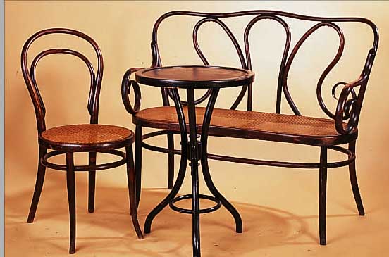 SITZGRUPPE, THONET, UM 1900, BUCHE, BEST. AUS BANK, TISCH U. 2 STüHLEN, BANK M. 99 X 120 X 56 CM; TISCHH. 78 CM, -D. 50 CM; ...
