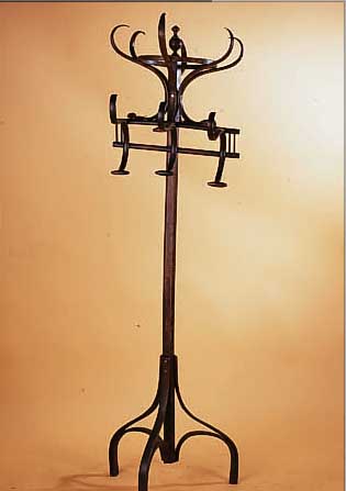 GARDEROBENSTäNDER U. WANDREGAL, THONET, UM 1900, STäNDER H. 190 CM, REGAL L. 50 CM, L. ALTERSSP.