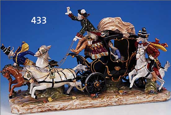 PORZELLANFIGURENGRUPPE, DEUTSCH, NACH VORBILD VON MEISSEN, ZWEISPäNNIGE KUTSCHE BEGLEITET VON ZWEI REITERN, BUNT BEMALT, GOLDSTAFFAGE, H. CA. 28 ...
