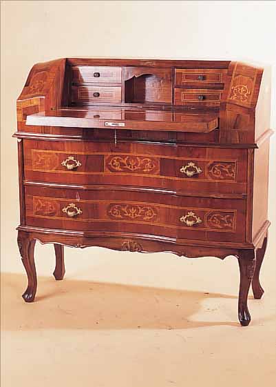 SCHRäGKLAPPENSEKRETäR, ITALIEN, UM 1960, BAROCKSTIL, ELEGANT GESCHWUNGENE FORM, KOR- PUS MASSIV, BANDEINLAGEN U. FLORALE ...