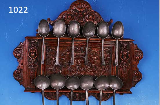 LöFFELBORD MIT 12 ZINNLöFFEL, DEUTSCH, 18. UND 19. JH., ZINN UND EICHE, 41 X 53 CM,REICH GESCHNITZT, L. ALTERSSP., DEKORATIV